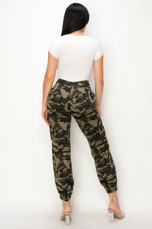 CAMO HIGH RISE SLANT POCKET CARGO JOGGER